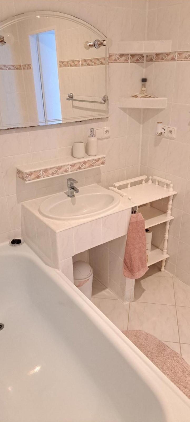 Utulny Apartman Blizko Centra Michalovce Exterior photo