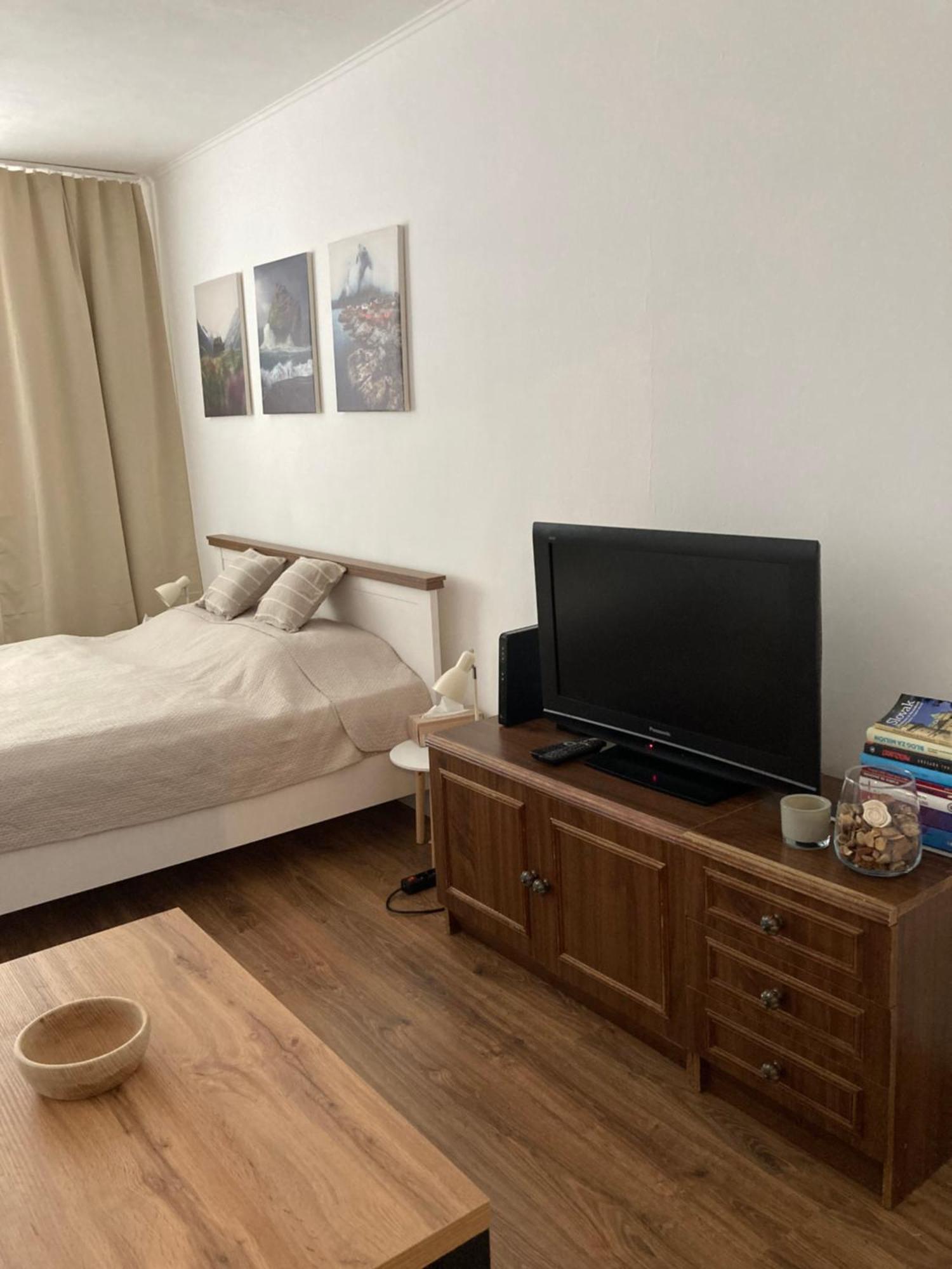 Utulny Apartman Blizko Centra Michalovce Exterior photo